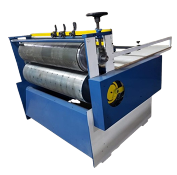Máquina Rotativa Corte e Vinco e um fundo branco